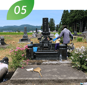 お墓の草刈り・清掃